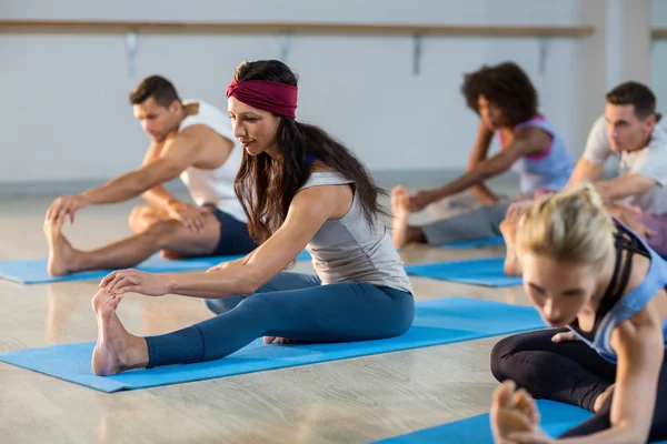 Groupe de personnes effectuant le yoga — Photo