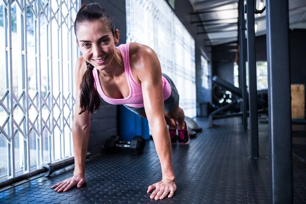 Lächelnde junge Frau im Fitnessstudio — Stockfoto