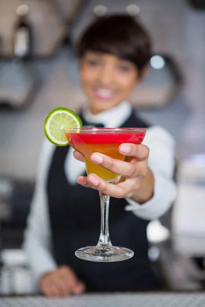 Barman tenant un verre de cocktail — Photo