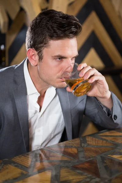 Uomo depresso con un bicchiere di whisky — Foto Stock