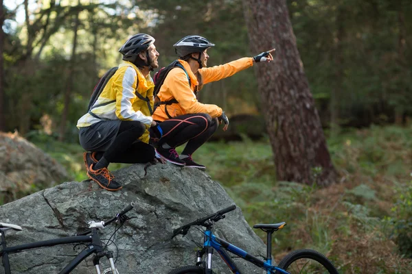 Biker paar vergadering wijzen en niet meer op afstand — Stockfoto