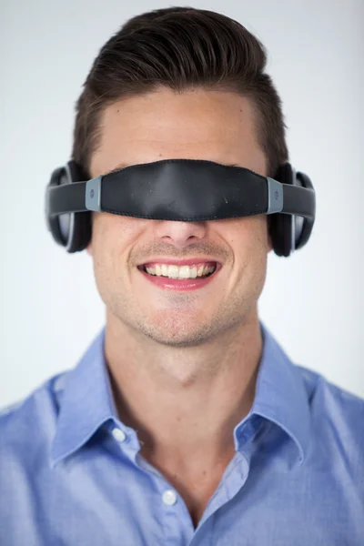 Man met virtuele video bril — Stockfoto