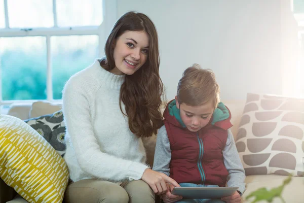 Moeder en zoon met behulp van digitale Tablet PC — Stockfoto