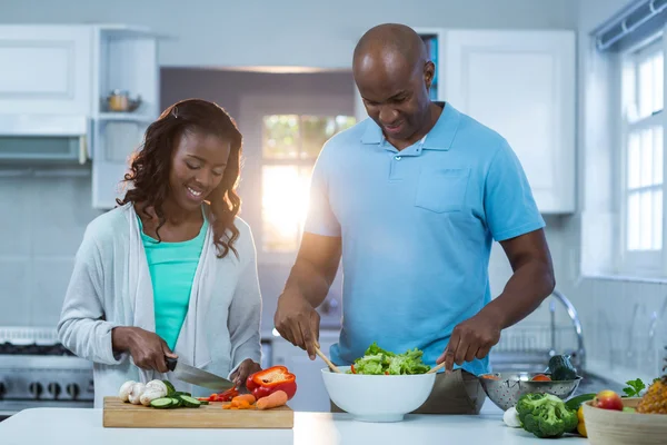 Couple préparant la nourriture — Photo