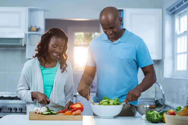 Casal preparando alimentos — Fotografia de Stock