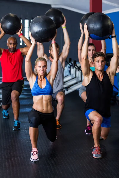 Vrienden houden van fitness bal in sportschool — Stockfoto