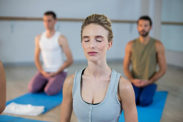 Mooie vrouw uitvoeren van yoga — Stockfoto