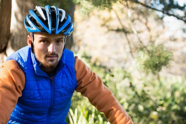 Masculino ciclista de montanha na floresta — Fotografia de Stock