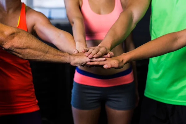 Abgeschnittenes Bild von Athleten, die die Hände zusammenlegen — Stockfoto