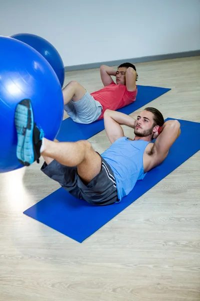 Egzersiz topu ile egzersiz erkek — Stok fotoğraf