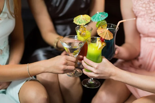 Freundinnen stoßen Gläser mit Cocktail an — Stockfoto