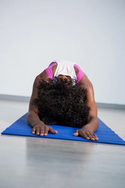 Donna che esegue yoga — Foto Stock