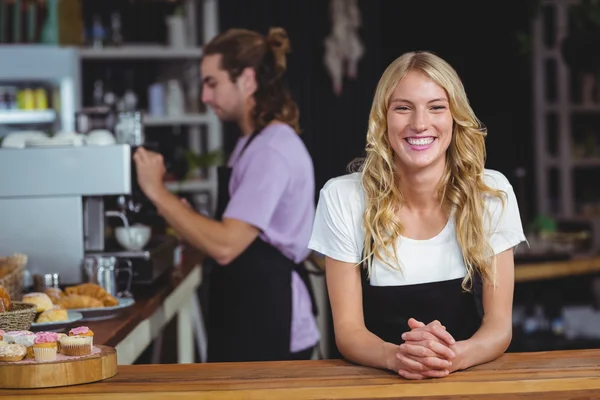 Servitrisen står vid disken — Stockfoto