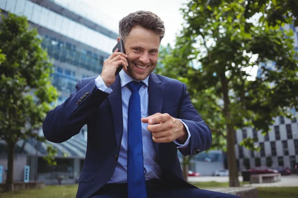 Hombre de negocios guapo hablando por teléfono móvil — Foto de Stock