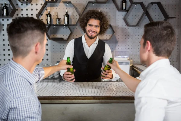 Barkeeper schenkt Kunden ein Glas Bier aus — Stockfoto