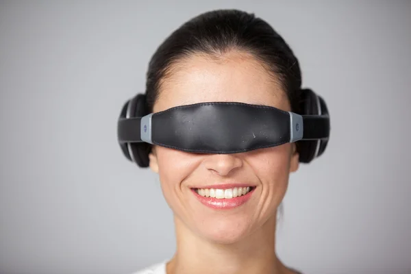 Γυναίκα με τη χρήση εικονικών video γυαλιών — Φωτογραφία Αρχείου