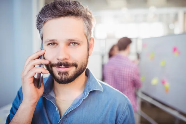 Kendine güvenen işadamı cep telefonu için dinleme — Stok fotoğraf