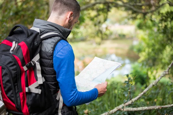 Manliga hiker titta på karta — Stockfoto