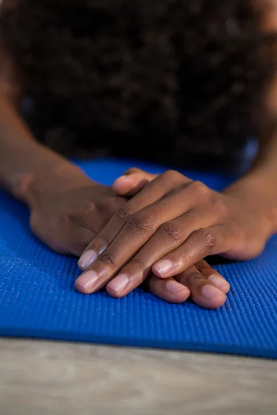 Donna che esegue yoga — Foto Stock