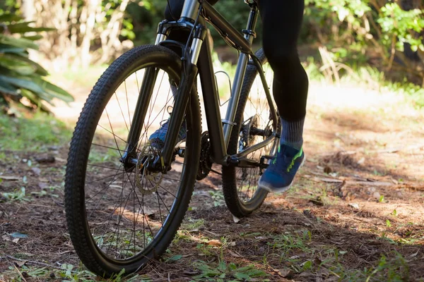 Mały przekrój mężczyzna mountain biker jazda rowerowa — Zdjęcie stockowe