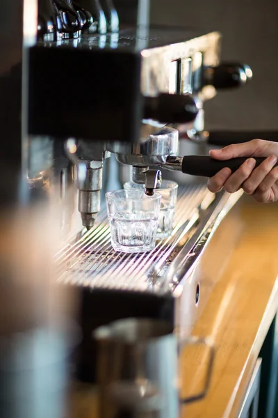 Waitress making cup of coffee — Stock Photo, Image