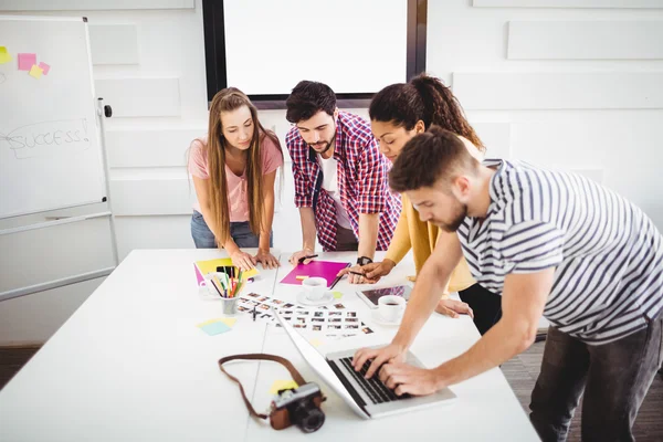 Redacteurs werken in office voor fotobewerking — Stockfoto