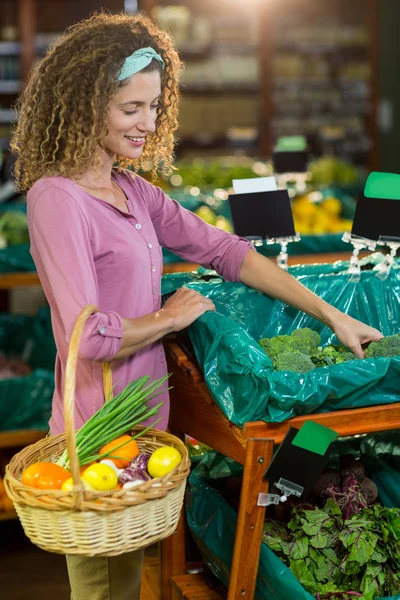 Женщина покупает овощи в органическом отделе — стоковое фото
