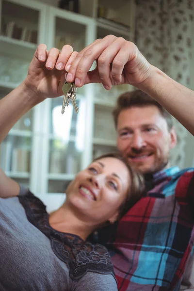 Couple holding their house key — ストック写真