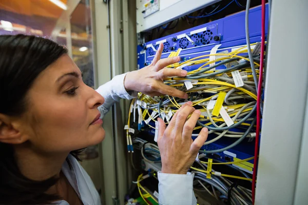 技术人员检查电缆在机架中的安装服务器 — 图库照片