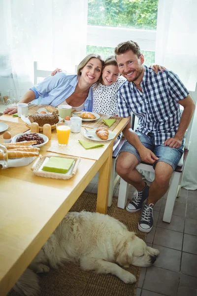 Семья завтракает вместе — стоковое фото
