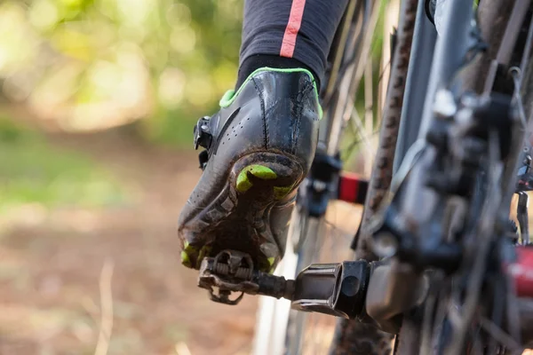 Låga delen av mountainbike-cyklist som cyklar — Stockfoto