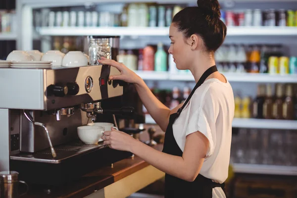 Kellnerin kocht Tasse Kaffee — Stockfoto