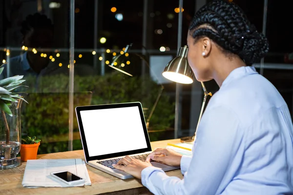 Donna d'affari che lavora sul computer portatile — Foto Stock