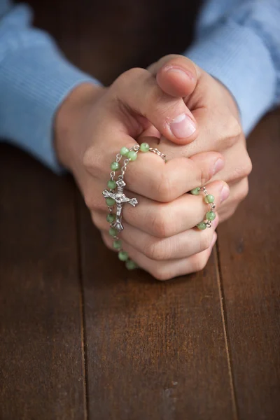 Preghiera mani d'uomo con un rosario — Foto Stock