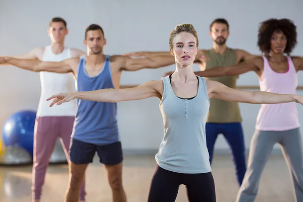 Grupo de pessoas que realizam exercício — Fotografia de Stock