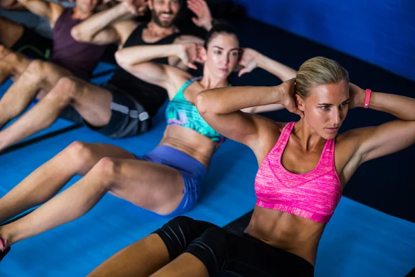 Atletas estirándose en el gimnasio — Foto de Stock