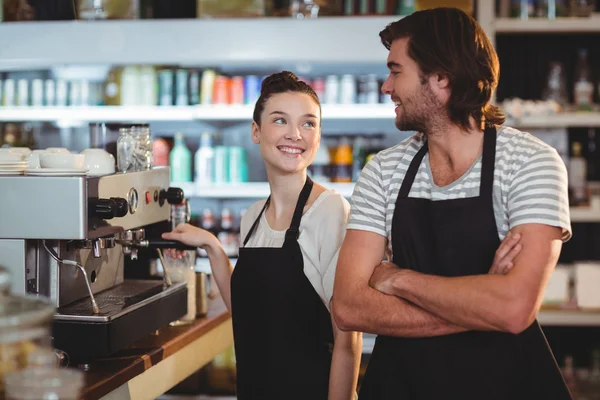 Servitör och servitris ler mot varandra — Stockfoto