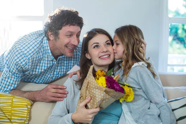 Tochter küsst ihre Mutter — Stockfoto