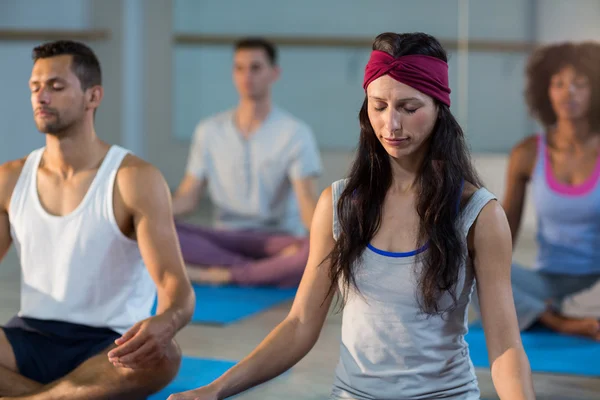 Groep mensen uitvoeren van yoga — Stockfoto