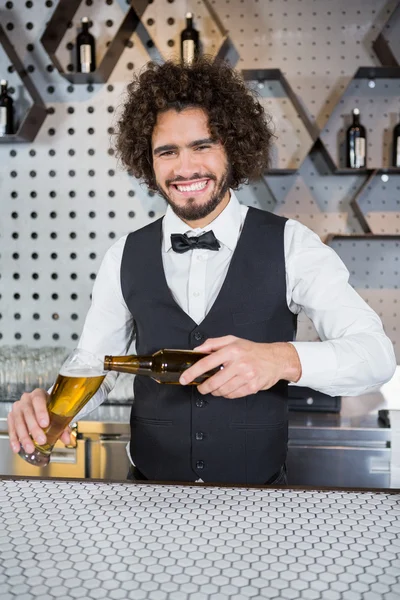 Barman versant de la bière dans du verre — Photo