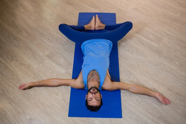 Hombre haciendo pose de ángulo de enlace reclinable — Foto de Stock