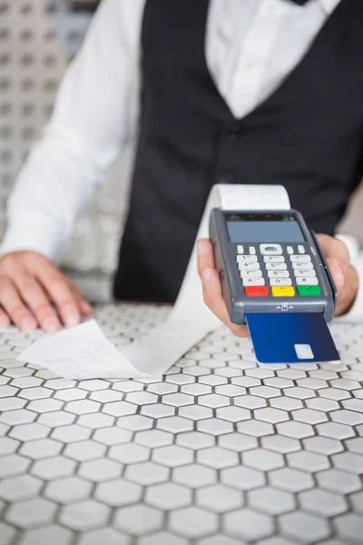 Barman accepteren een creditcard bij toog — Stockfoto