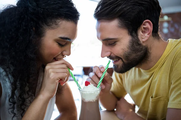 Pareja tomando batido en cafetería —  Fotos de Stock