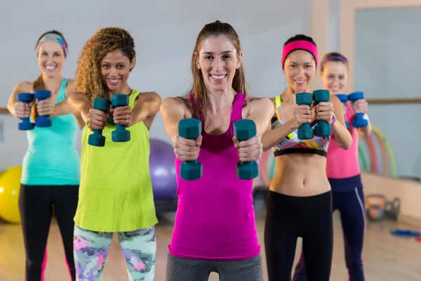 Mujeres haciendo ejercicio con pesas — Foto de Stock