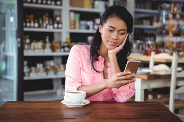 Hermosa mujer usando el teléfono móvil —  Fotos de Stock