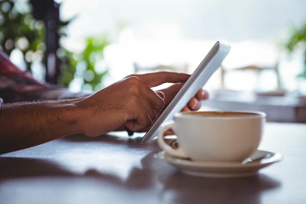 Manos del hombre usando tableta digital — Foto de Stock