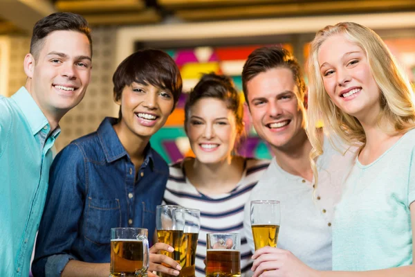 Φίλοι έχοντας ποτήρι μπίρα στο κόμμα — Φωτογραφία Αρχείου