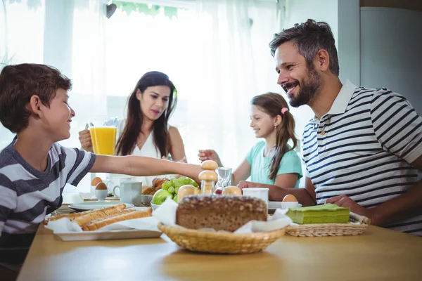 Lycklig familj äter frukost — Stockfoto