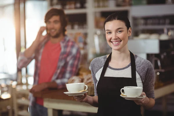 Servitris hålla kaffe koppar — Stockfoto