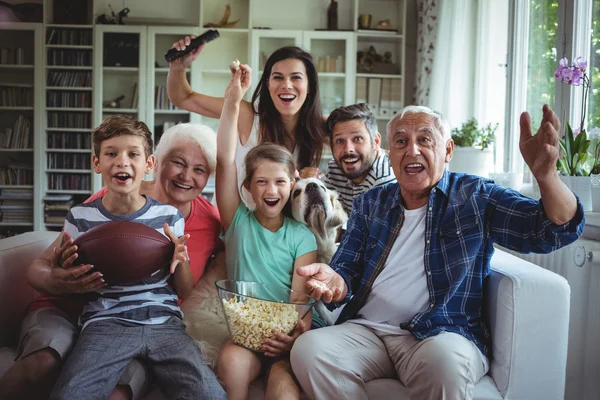 Çoklu nesil aile izlerken futbol maçı — Stok fotoğraf